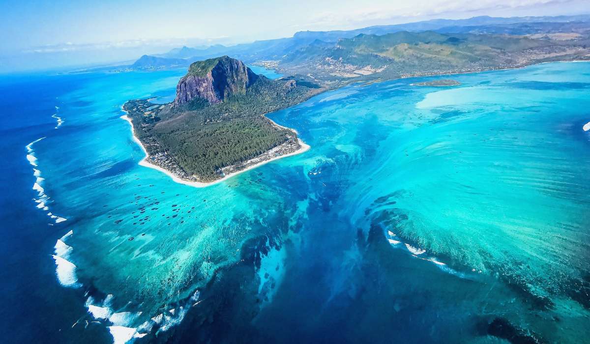 Helicopter Tour - Discover the Stunning Underwater Waterfall from the North